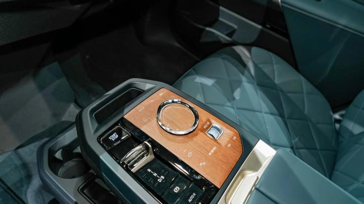 开2年损失50万，如今二手车挂牌价24万，宝马iX了解一下