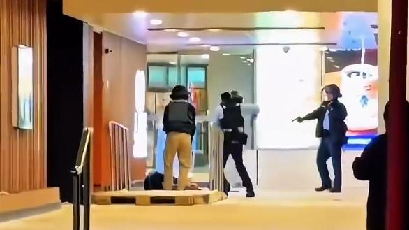 香港男子持刀挟持人质 拒捕对峙后被警方击毙 身上竟藏有毒品