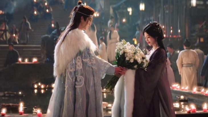 月鳞绮纪露芜衣喜欢谁，有几个人喜欢，和谁在一起了