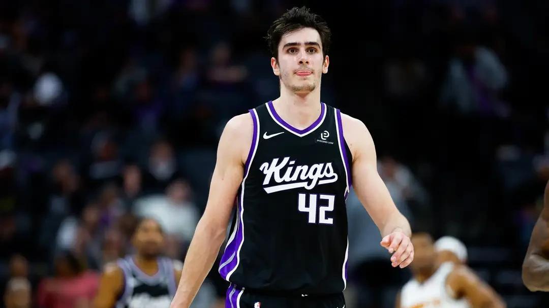 国王130-121胜独行侠，阿秋瓦29+12+4+3，卡特15+7+5+4