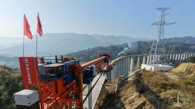 三峡枢纽茅坪港疏港铁路实现全线“梁通”