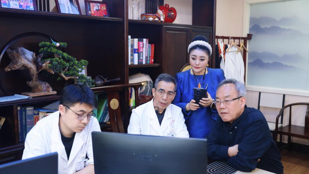北京中医药大学东直门医院赵百孝主任走进北京瑶医医院参观交流