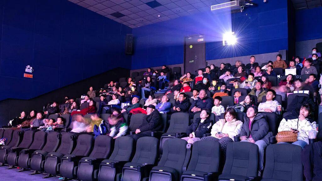 书香伴光影 暖冬护童心——曹妃甸公益观影活动情暖特教学生与社区老人