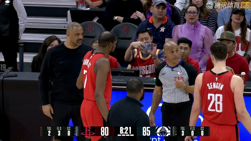 最后11秒，小卡强投打成2+1，赛后小卡走上前，和杜兰特拥抱致意
