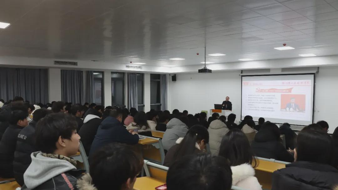 信阳工程职业学院党委副书记、校长黄功学为师生上思政课