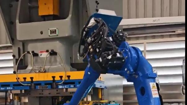 实现冲压自动化有哪几种主要形式？