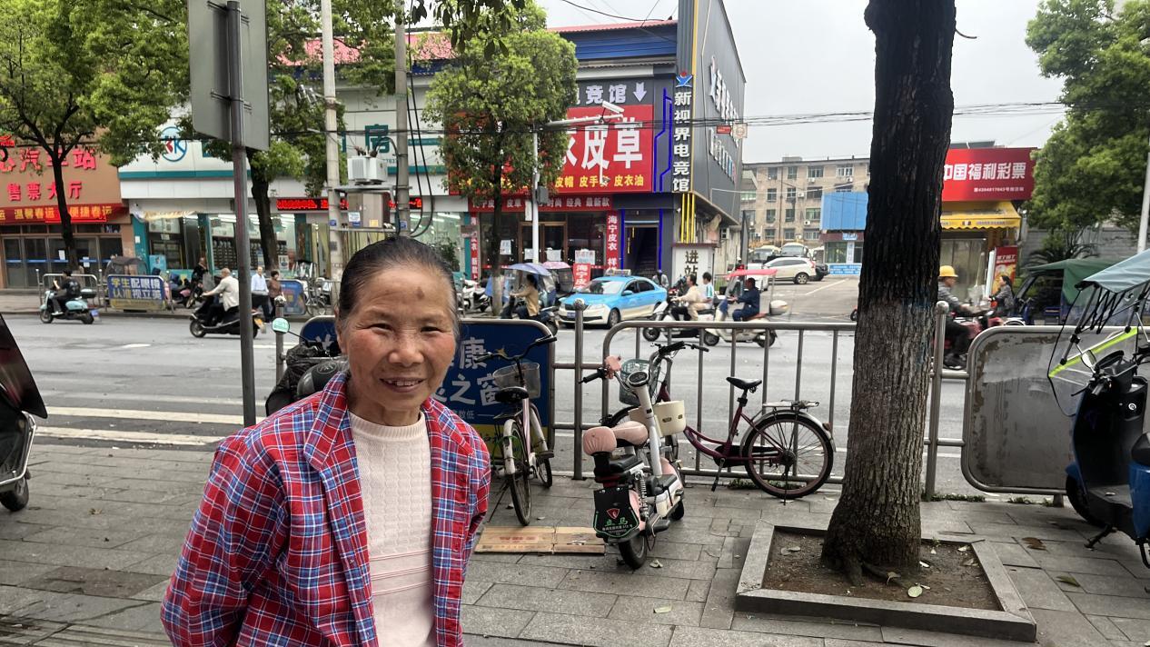 【凡人·微光】一把鞋刷，擦出光亮体面的人生