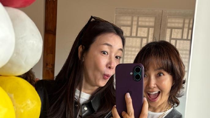 崔智友与好友相聚：为闺蜜庆贺生日，与友人做鬼脸拍照好有趣