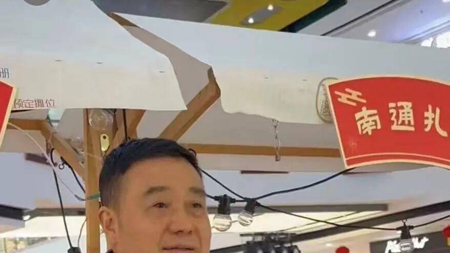 光影交织的元宵夜：郑忠的“绢网印画”传承之路