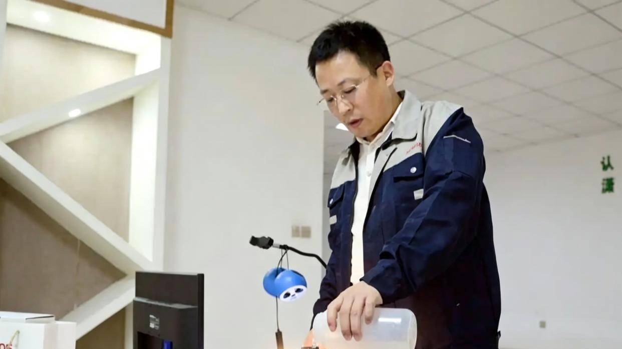2021年，湖南一男子发明了一款水电池，依靠水进行发电