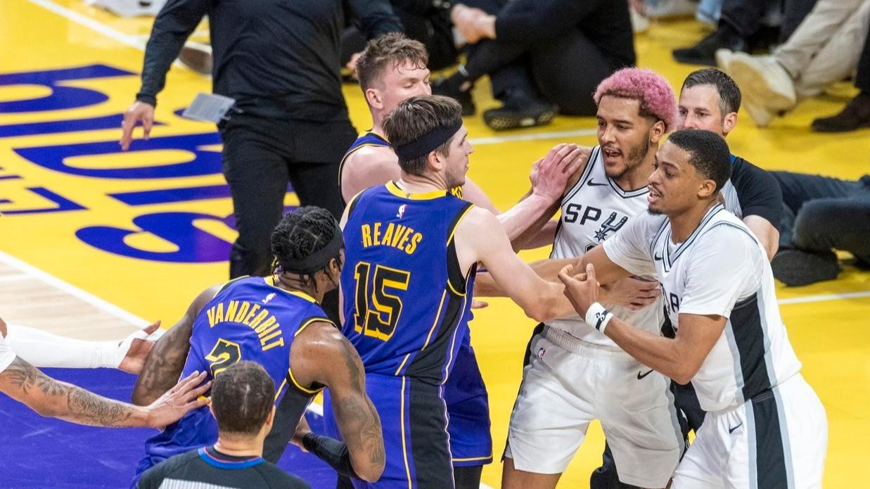 老詹鼓励范德彪继续投三分：对手不会盯防他，球队需要他回归