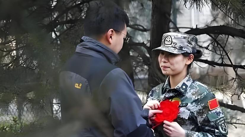 军队中，男兵的妻子叫军嫂，那女兵的丈夫该怎么叫？往后别再喊错了