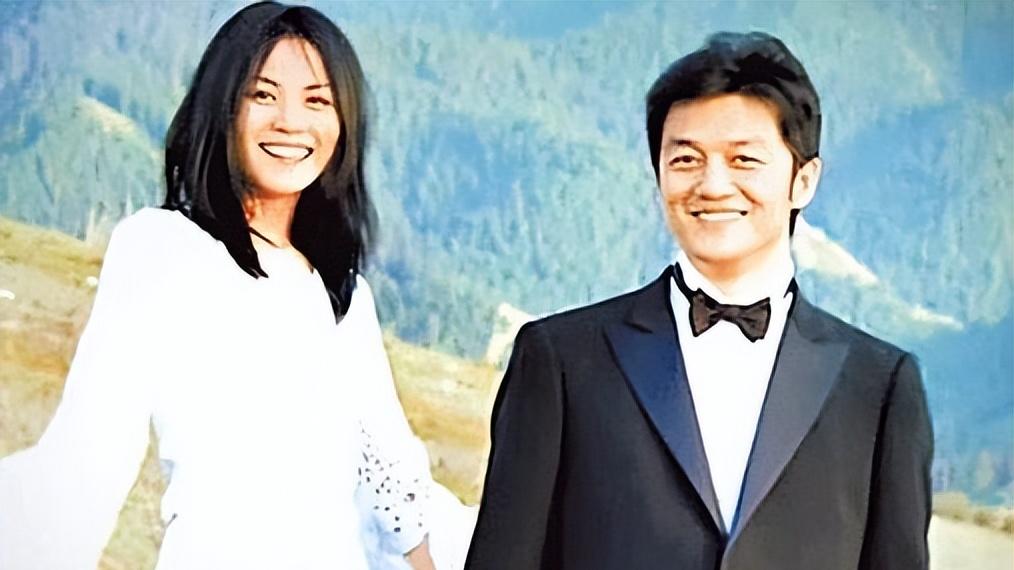 李亚鹏娶小19岁模特，再婚做爸爸，如今一家四口其乐融融