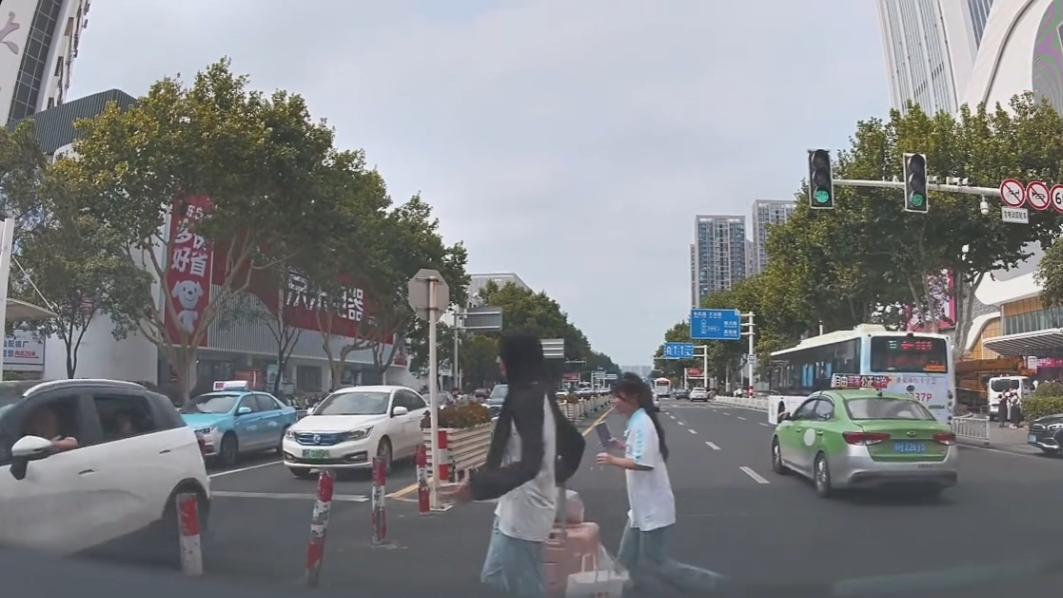 谁懂行人突然窜出来的无力感