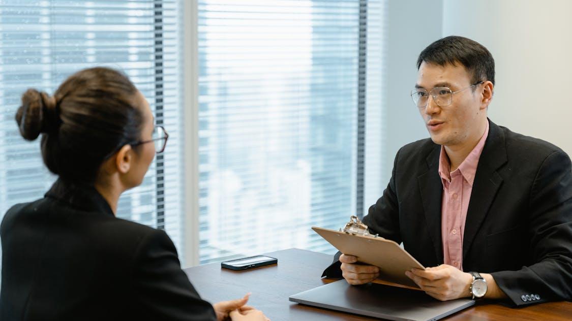 系统设计面试的降维打击：从 CRUD 到高并发架构，面试官到底在考察什么？