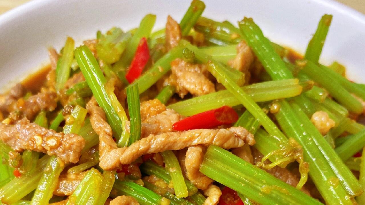 芹菜炒肉丝——脆嫩鲜香，下饭神器来了！