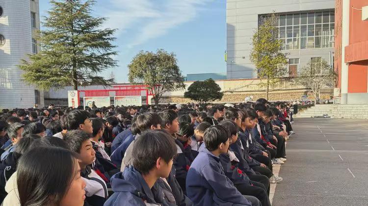 信阳市第一职业高级中学：治安新规进校园 法治护航伴成长