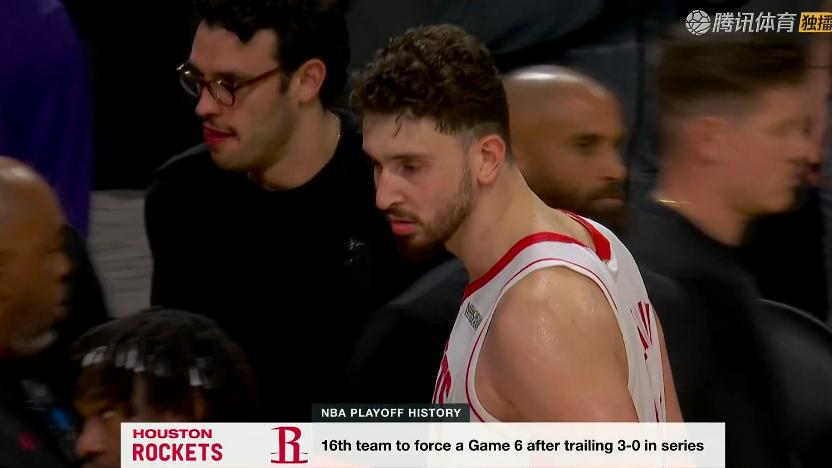 火箭险胜！小贾22+7+3，伊森18+5，赛后小贾接受采访，双手扶膝