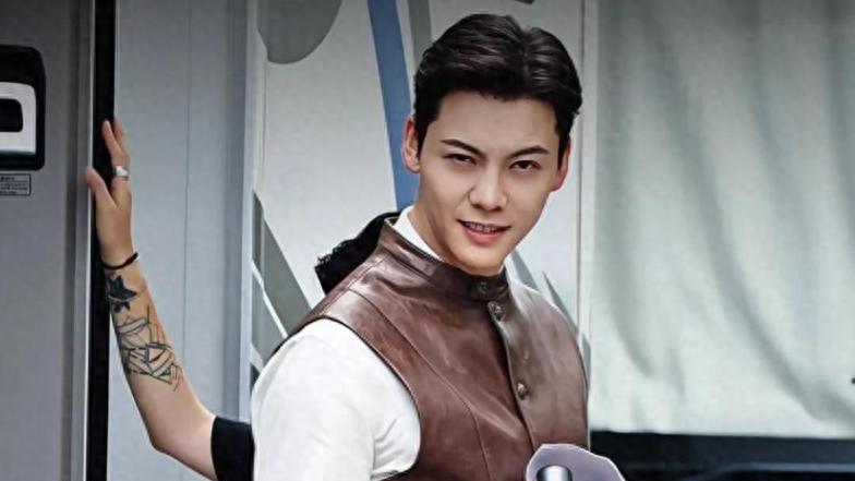 何穗晒一月儿子，陈伟霆背娃出镜，Winsome名字有何寓意?