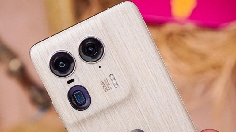 摩托罗拉折叠手机曝光：搭载骁龙8至尊版芯片！