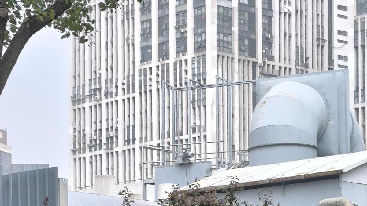 今天看到一台紫色林肯，心情莫名好了。