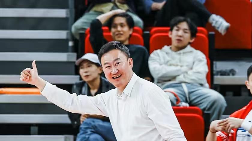 CBA教练执教压力大，邱彪深夜道歉，刘维伟主动担责，杜锋硬刚