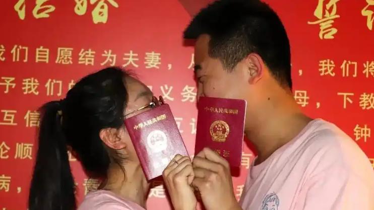520预约有多火？全国多地民政局号被抢光，有人凌晨5点排队