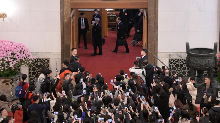 “成为中国人”刷屏两会：外国人的向往，我们的日常
