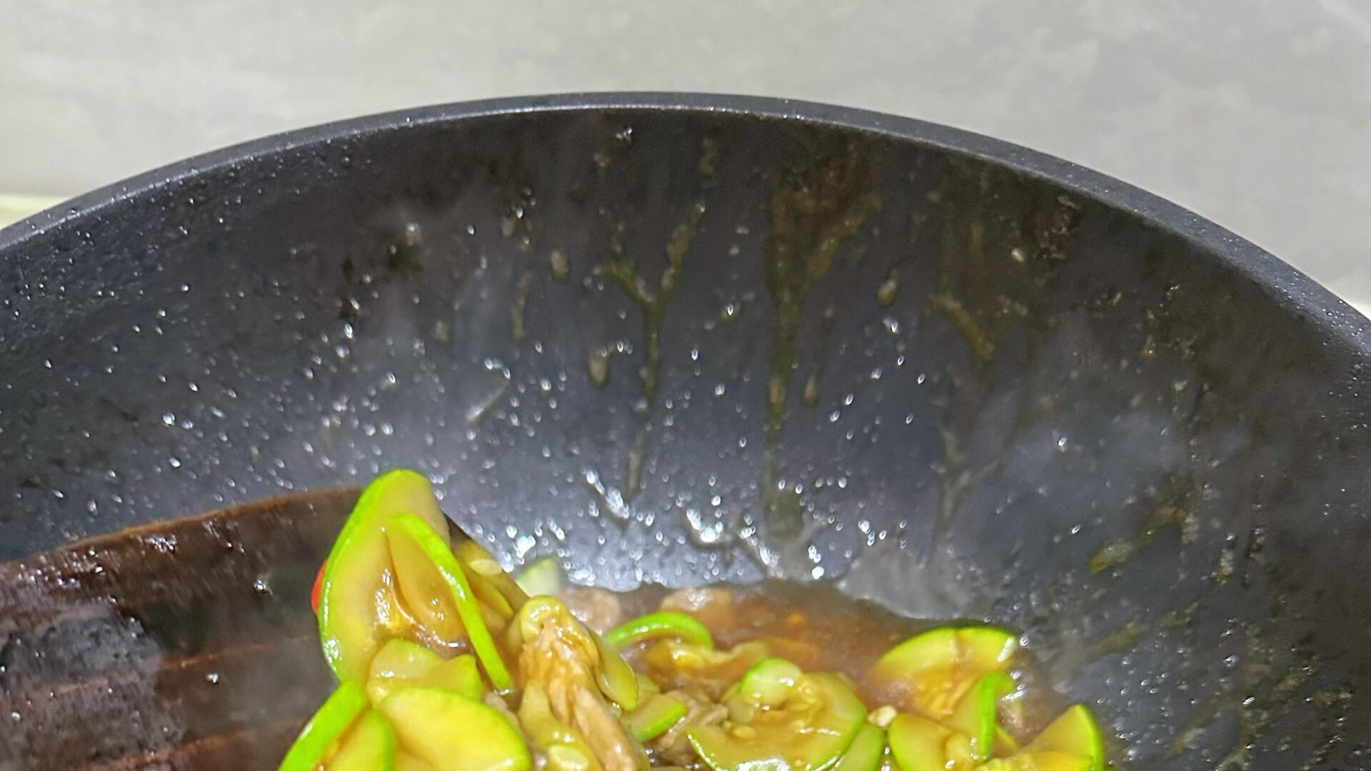 西葫芦炒肉：一道清爽解腻的家常快手菜