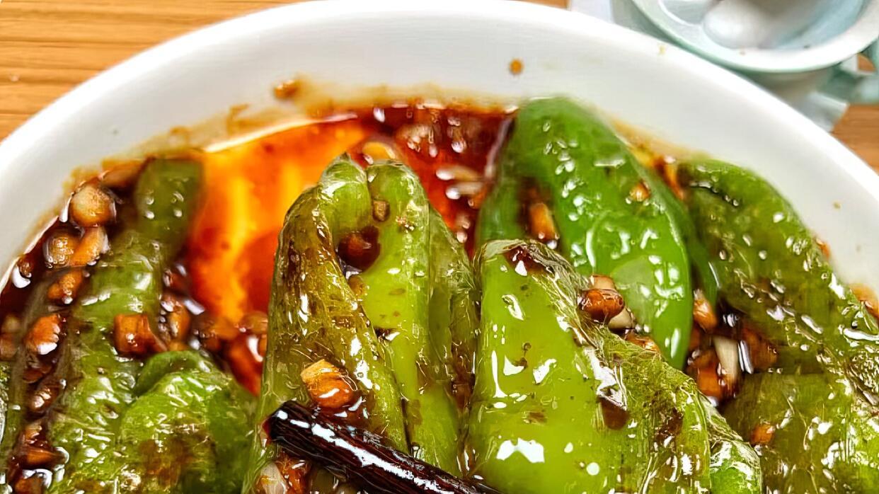 虎皮尖椒：一道让人又爱又怕的“下饭杀手”！