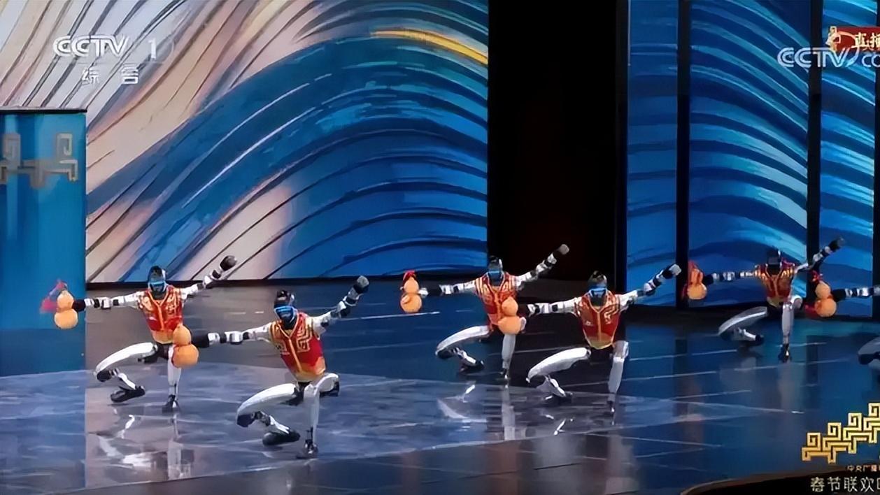 春晚机器人点燃AI热，TCL Q10M用全能表现，引领电视行业再进化