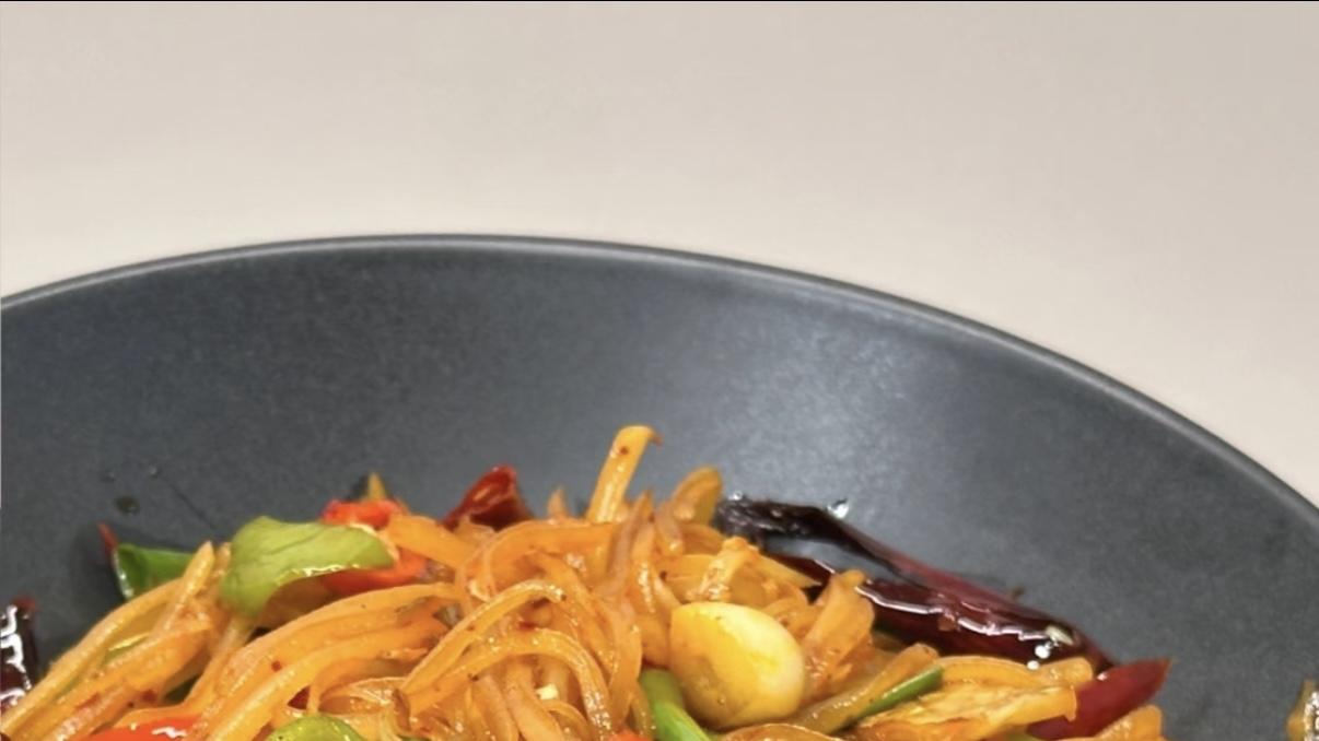 酸辣开胃的泡椒土豆丝：厨房小白也能轻松拿捏的夏日神器！