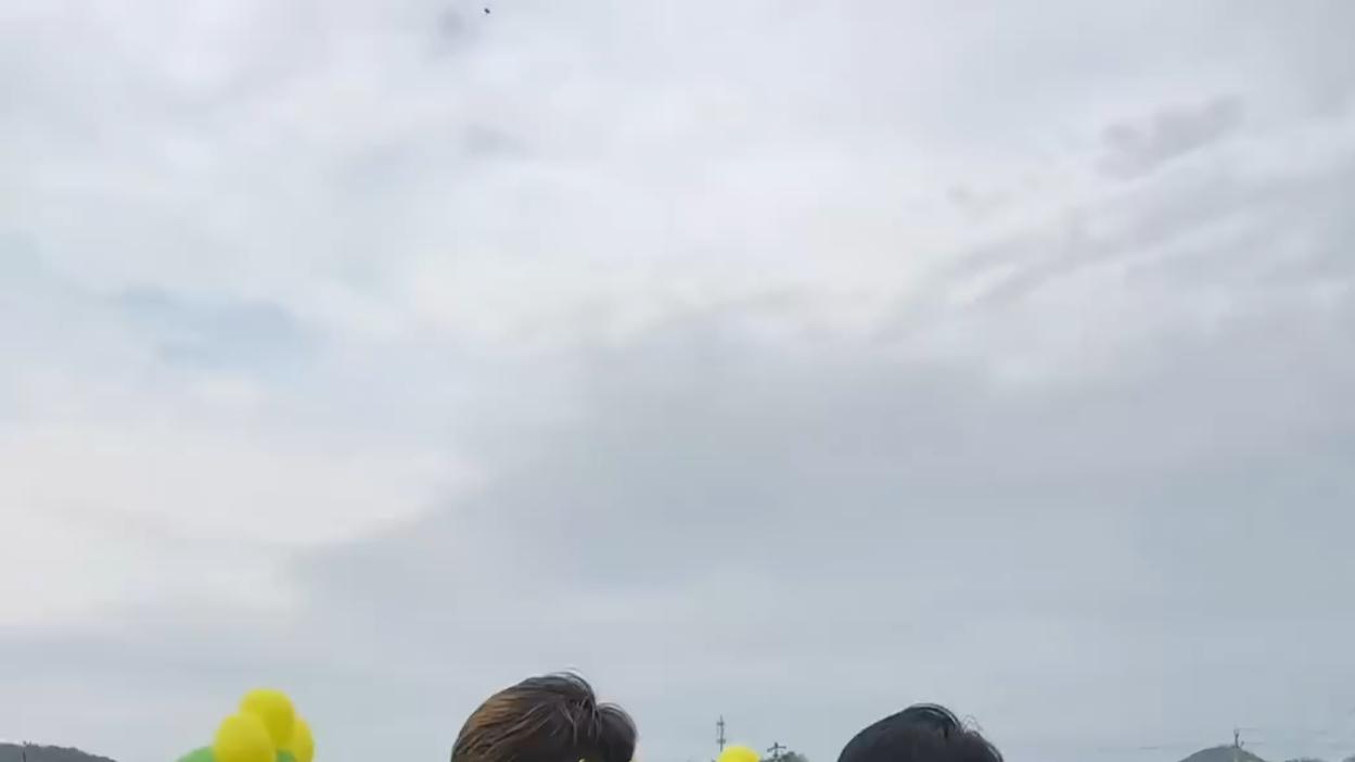 男子约兄弟去油菜花海玩，兄弟从后背抱着他：给别人看见不好