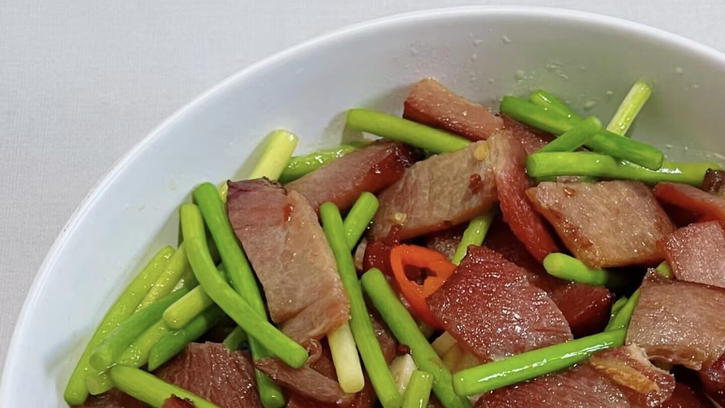 这做法太香了，蒜苔脆嫩，腊肉不腻，绝了！