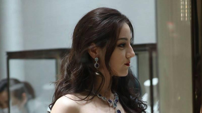 迪丽热巴深V开到腰：一场关于“美”的公开课，我们到底在争论什么？