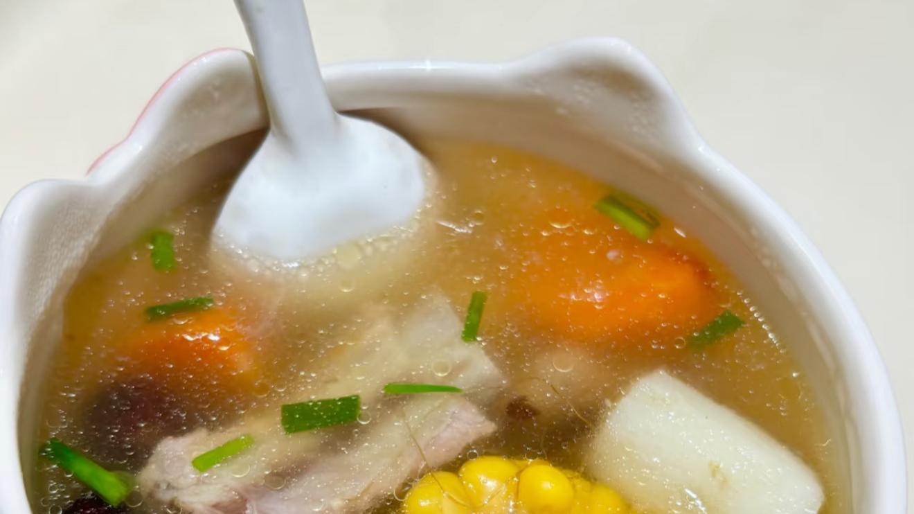 胡萝卜玉米排骨煲：一锅炖出家的温暖