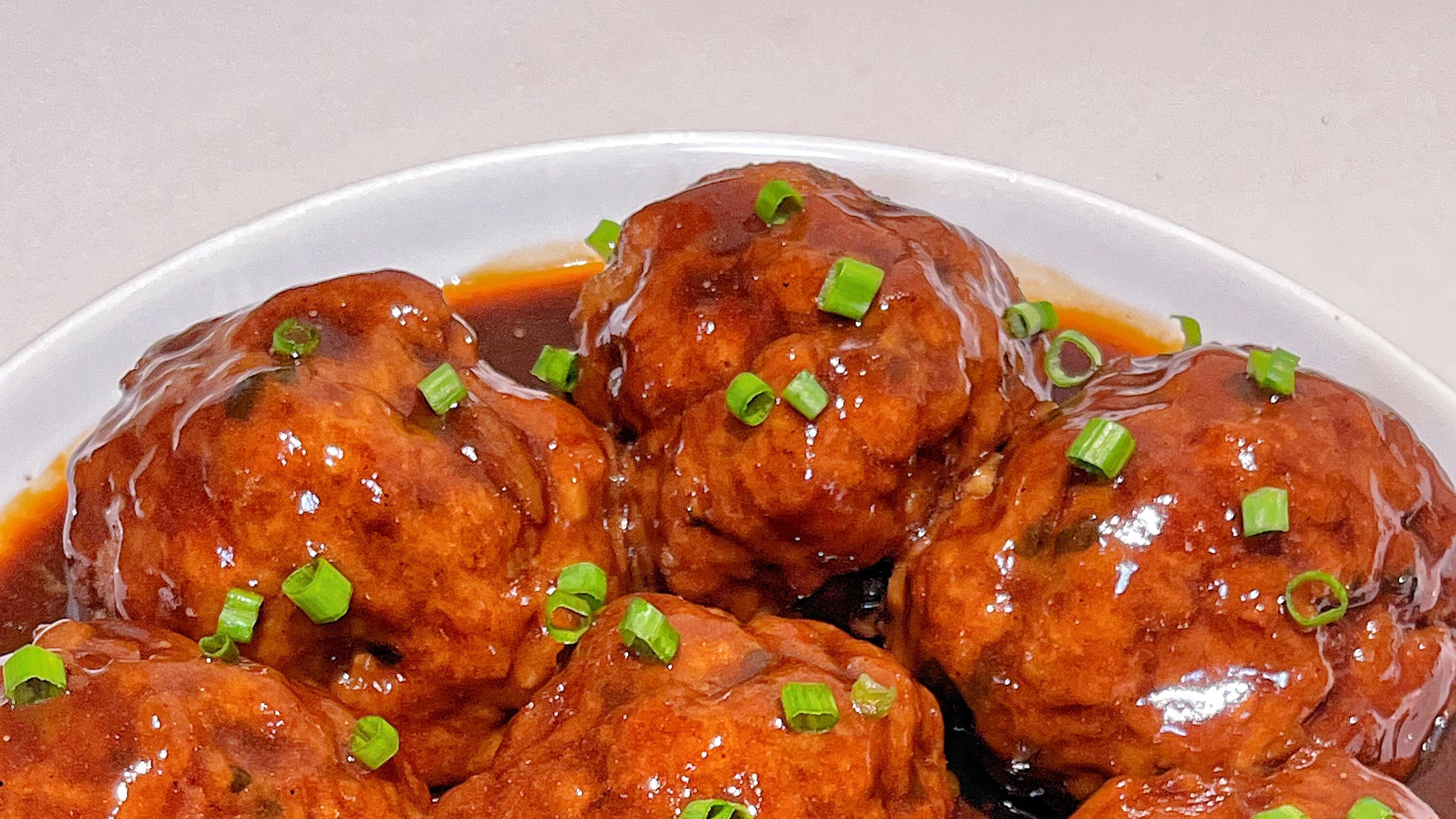 红烧狮子头：一口一个幸福的大肉丸子！