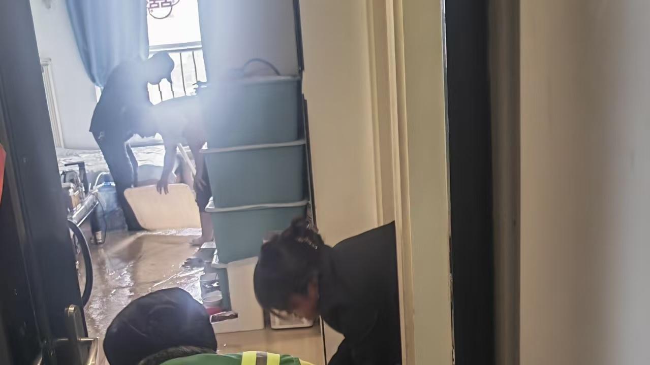 快递小哥发现早，物业来得快，居民家水管爆裂险情排除了