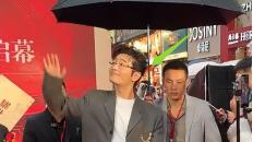 黄晓明西装松垮裤脚拖地，长沙亮相的真实一刻