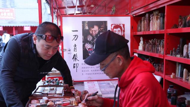 以心传金石 以笃行铸匠心 肖子龙拜师篆刻名家