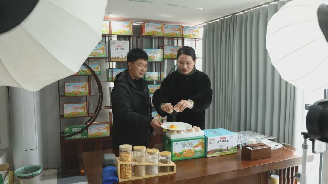 息县白土店乡：“鸡厂长”直播带货，生态养殖带富乡邻
