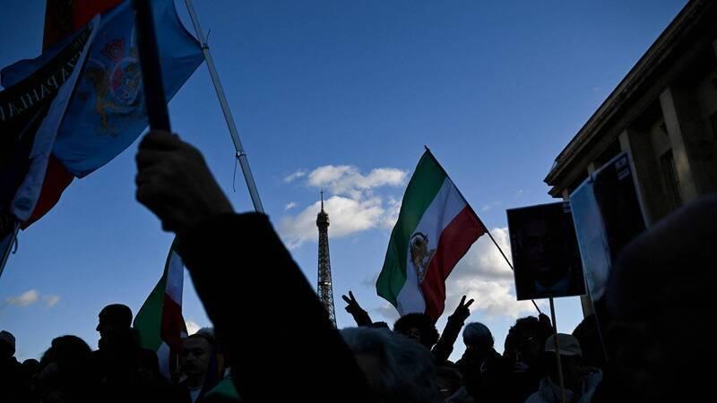 美国表态支持示威，伊朗警察在骚乱中遭刺杀