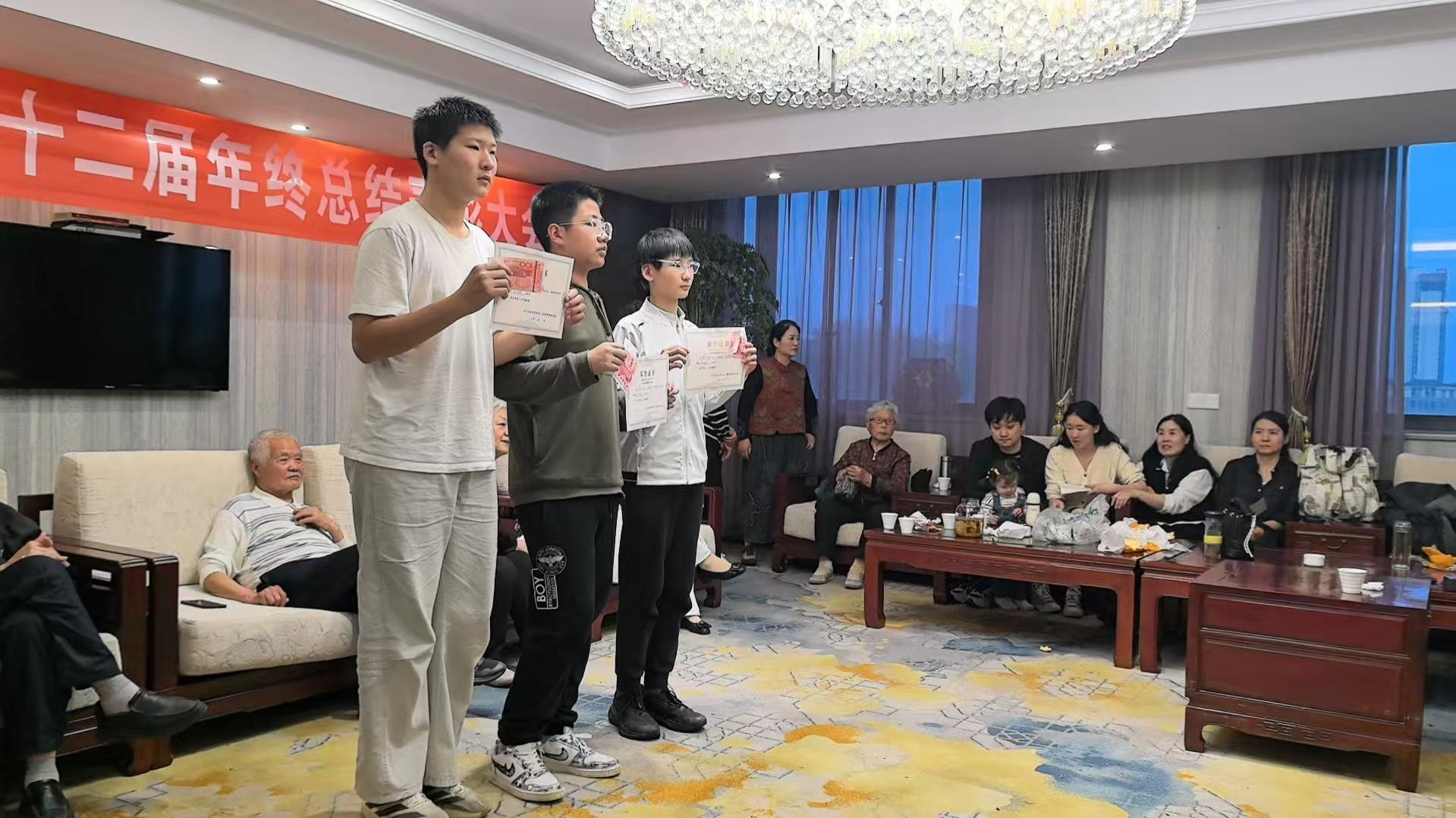 相聚亲情树 共叙家国情