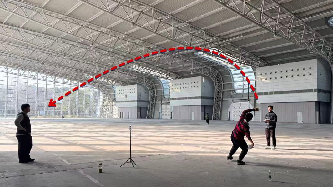 98.43 米！六名中国少年用一张 A4 纸，把纸飞机飞出足球场长度｜全程时间轴还原