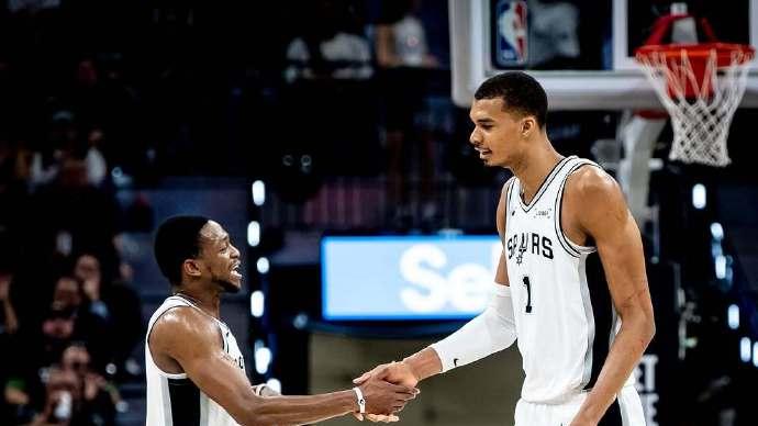 领先28分拒绝逆转，马刺晋级次轮！文班17分14板6帽，福克斯21+9