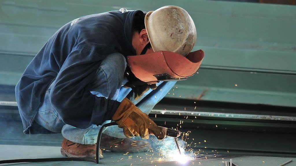 实测对比！电焊工和鞋厂普工，到底谁更累？打工人实话说透