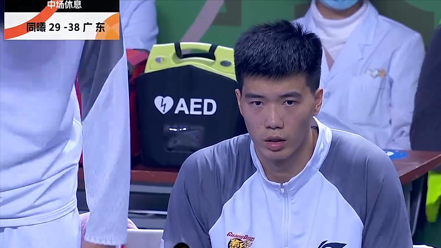 CBA：胡明轩14分三连胜，徐杰单项最高，郭昊文空砍20分