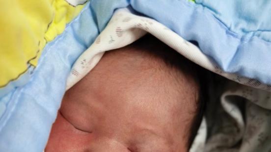 为何刚出生的宝宝，普遍都很丑？儿科医生说出实情