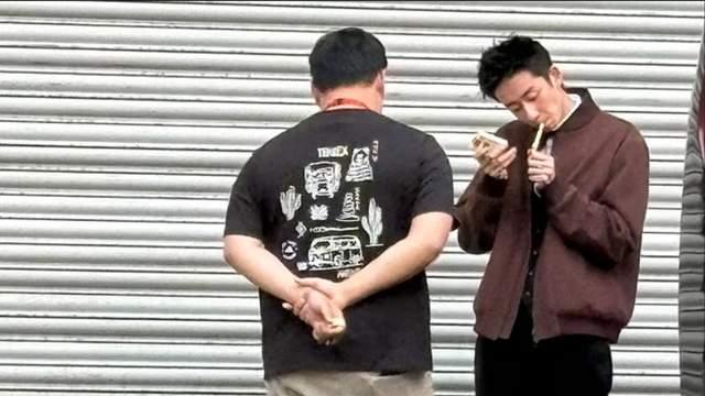 英媒：吴宜泽吞云吐雾照片让老球迷更喜欢，他风格很像飓风希金斯