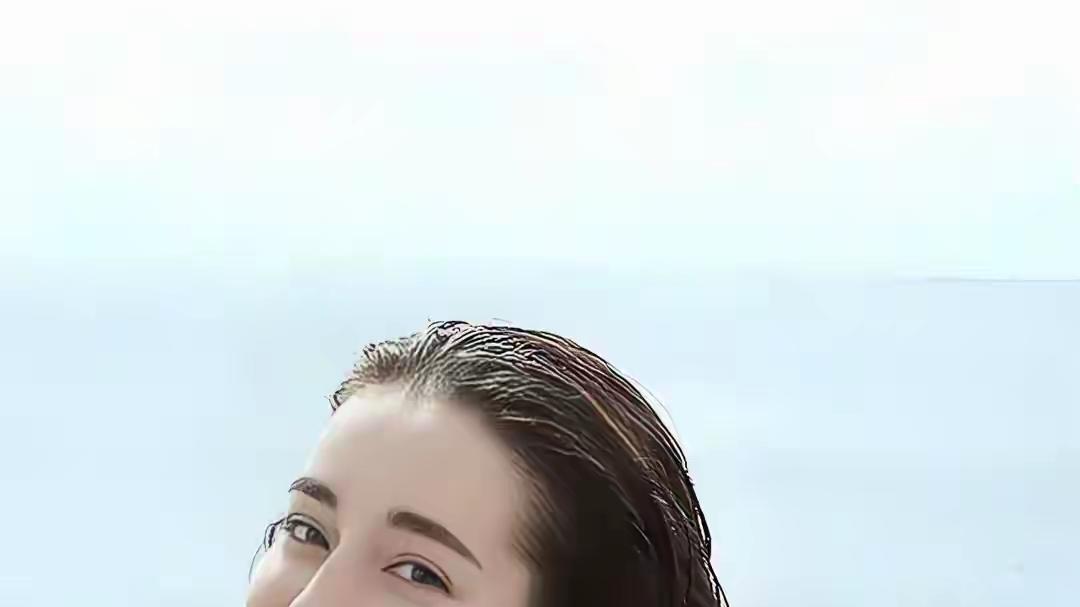 迪丽热巴颜值：浓颜骨相与柔润皮相的完美平衡。